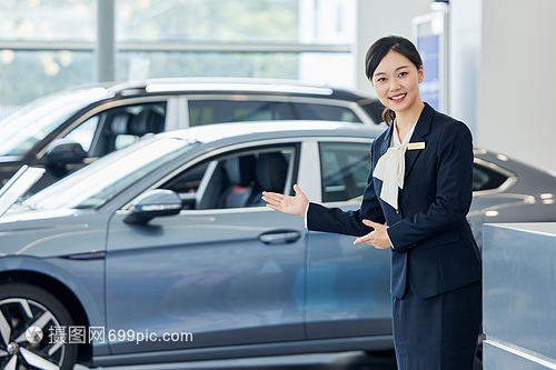 塑造专业与亲和力并存的女性汽车销售导购员形象